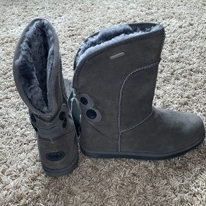 Never worn fits more like a size 6 then a 7.